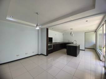 Se vende moderna casa con patio y terraza en condominio de San José en Alajuela 24-1715