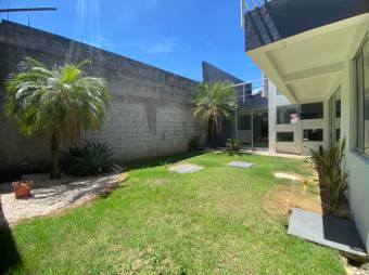 Se vende moderna casa con patio y terraza en condominio de San José en Alajuela 24-1715