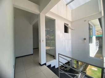 Se vende moderna casa con patio y terraza en condominio de San José en Alajuela 24-1715