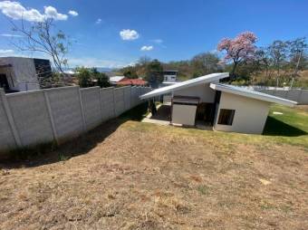 Se vende espaciosa casa con amplio terreno de 648m2 en garita de Alajuela 24-1781