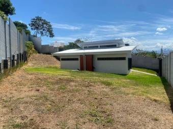 Se vende espaciosa casa con amplio terreno de 648m2 en garita de Alajuela 24-1781