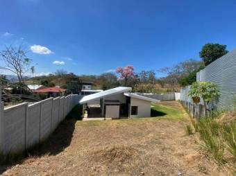 Se vende espaciosa casa con amplio terreno de 648m2 en garita de Alajuela 24-1781