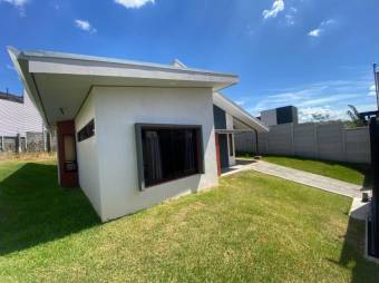 Se vende espaciosa casa con amplio terreno de 648m2 en garita de Alajuela 24-1781