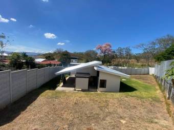 Se vende espaciosa casa con amplio terreno de 648m2 en garita de Alajuela 24-1781