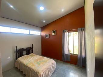 Se vende espaciosa casa con amplio terreno de 648m2 en garita de Alajuela 24-1781