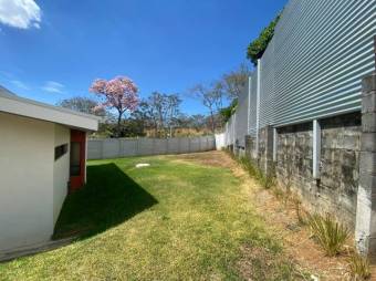 Se vende espaciosa casa con amplio terreno de 648m2 en garita de Alajuela 24-1781