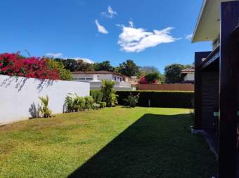 Se vende moderna casa con patio y terraza en condominio de Alajuela Centro 23-518