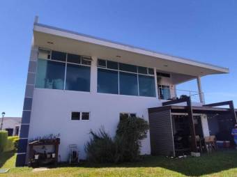 Se vende moderna casa con patio y terraza en condominio de Alajuela Centro 23-518