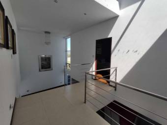 Se vende moderna casa con patio y terraza en condominio de Alajuela Centro 23-518