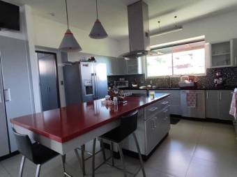 Se vende moderna casa con patio y terraza en condominio de Alajuela Centro 23-518