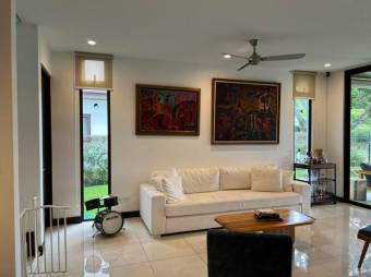 Se vende moderna casa con patio y terraza en condominio de San Rafael en Alajuela 24-1805