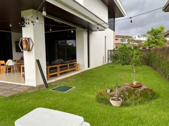 Se vende moderna casa con patio y terraza en condominio de San Rafael en Alajuela 24-1805