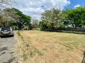 Se vende moderna casa con amplio terreno y terraza en Guácima de Alajuela 24-1720