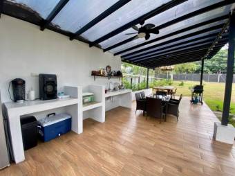 Se vende moderna casa con amplio terreno y terraza en Guácima de Alajuela 24-1720