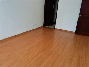 Se alquila espacioso apartamento en condominio de Santa Ana Centro 24-1856