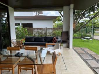 Se alquila moderna casa con patio y terraza en condominio de San Rafael de Alajuela 24-1795