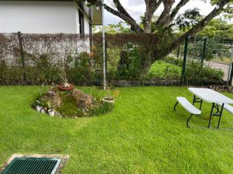 Se vende moderna casa con patio y terraza en condominio de San Rafael en Alajuela 24-1805