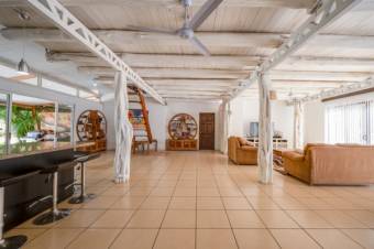 Propiedad con Villa/Piscina  Estudio  Local Comercial  Boutique