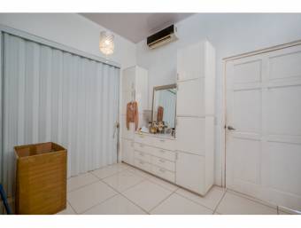 Propiedad con Villa/Piscina  Estudio  Local Comercial  Boutique