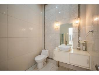 Propiedad con Villa/Piscina  Estudio  Local Comercial  Boutique