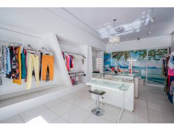 Propiedad con Villa/Piscina  Estudio  Local Comercial  Boutique