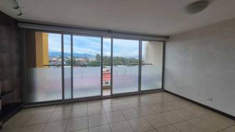 Se alquila espacioso apartamento en condominio de Hatillo 25-1750