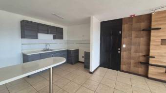 Se alquila espacioso apartamento en condominio de Hatillo 25-1750