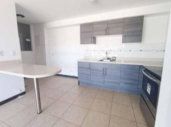 Se alquila espacioso apartamento en condominio de Hatillo 25-1750