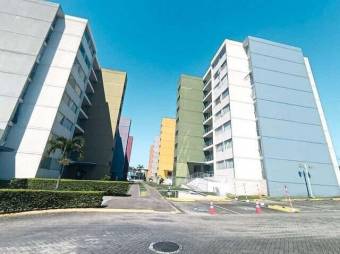 Se alquila espacioso apartamento en condominio de Hatillo 25-1750