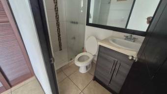 Se alquila espacioso apartamento en condominio de Hatillo 25-1750