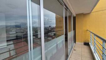 Se alquila espacioso apartamento en condominio de Hatillo 25-1750