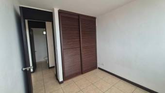 Se alquila espacioso apartamento en condominio de Hatillo 25-1750