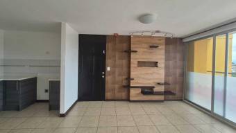 Se alquila espacioso apartamento en condominio de Hatillo 25-1750