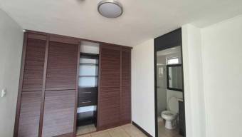 Se alquila espacioso apartamento en condominio de Hatillo 25-1750