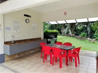 Se alquila apartamento en condominio de Santa Ana centro 25-1968