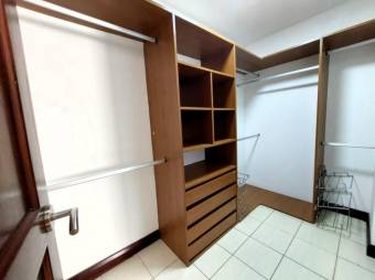 Se alquila apartamento en condominio de Santa Ana centro 25-1968