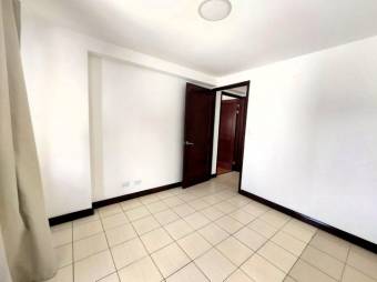 Se alquila apartamento en condominio de Santa Ana centro 25-1968