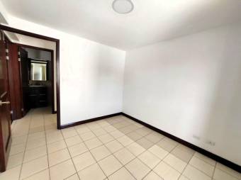 Se alquila apartamento en condominio de Santa Ana centro 25-1968