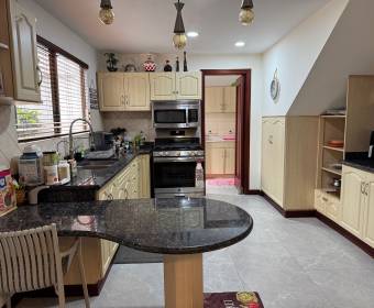 Casa a la venta en condominio en Residencial Loma Real, Guachipelín Norte, Escazú.