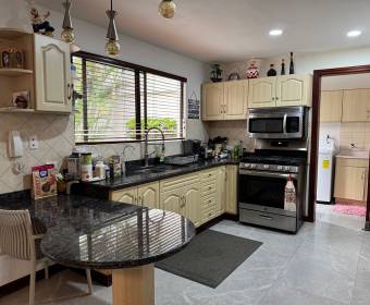 Casa a la venta en condominio en Residencial Loma Real, Guachipelín Norte, Escazú.