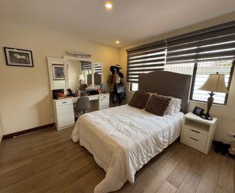 Casa a la venta en condominio en Residencial Loma Real, Guachipelín Norte, Escazú.