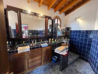 VENTA DE CASA CON GRAN TERRENO EN LOS ANGELES DE SAN RAFAEL DE HEREDIA