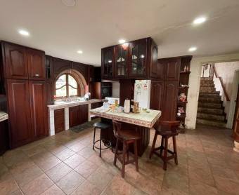 VENTA DE CASA CON GRAN TERRENO EN LOS ANGELES DE SAN RAFAEL DE HEREDIA