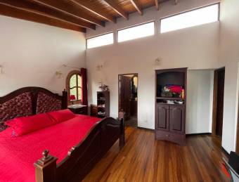 VENTA DE CASA CON GRAN TERRENO EN LOS ANGELES DE SAN RAFAEL DE HEREDIA