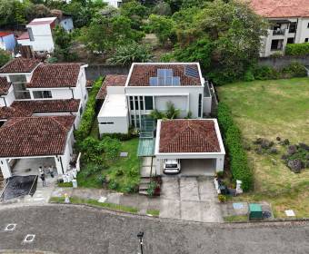 Casa moderna a la venta en condominio en Brasil de Mora