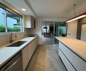 Casa moderna a la venta en condominio en Brasil de Mora