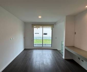 Casa moderna a la venta en condominio en Brasil de Mora