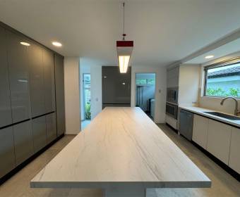 Casa moderna a la venta en condominio en Brasil de Mora