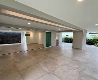 Casa moderna a la venta en condominio en Brasil de Mora