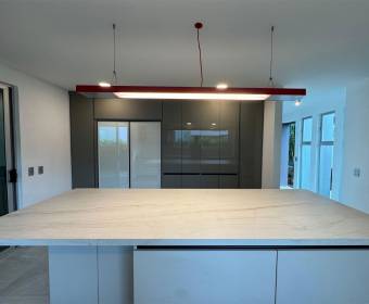 Casa moderna a la venta en condominio en Brasil de Mora